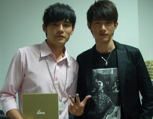 吴建飞：曾是周杰伦师弟，还是铠甲勇士男主，当爸后38岁还是很帅