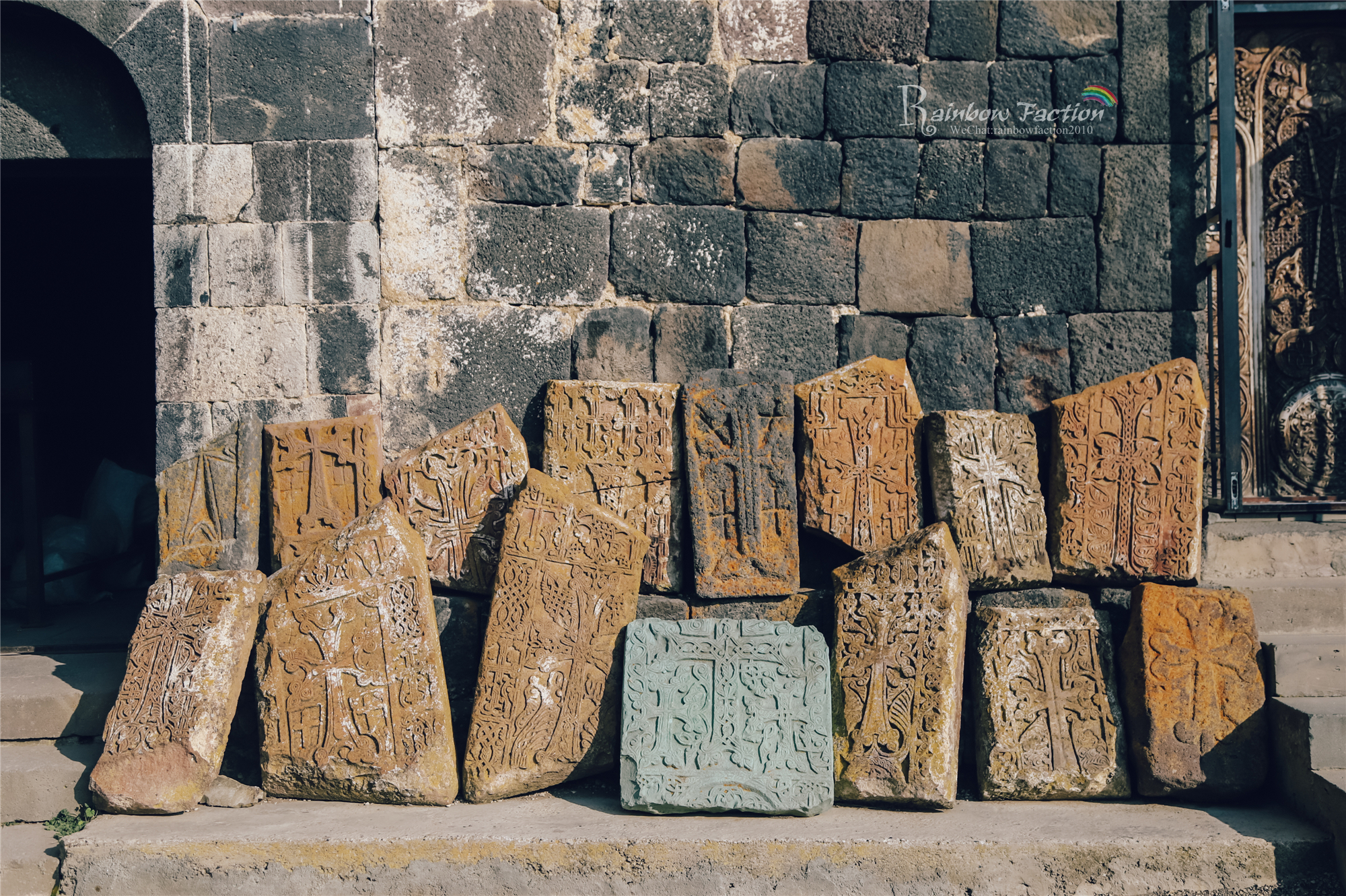 在亚美尼亚塞凡湖，邂逅一场浪漫美丽的婚礼