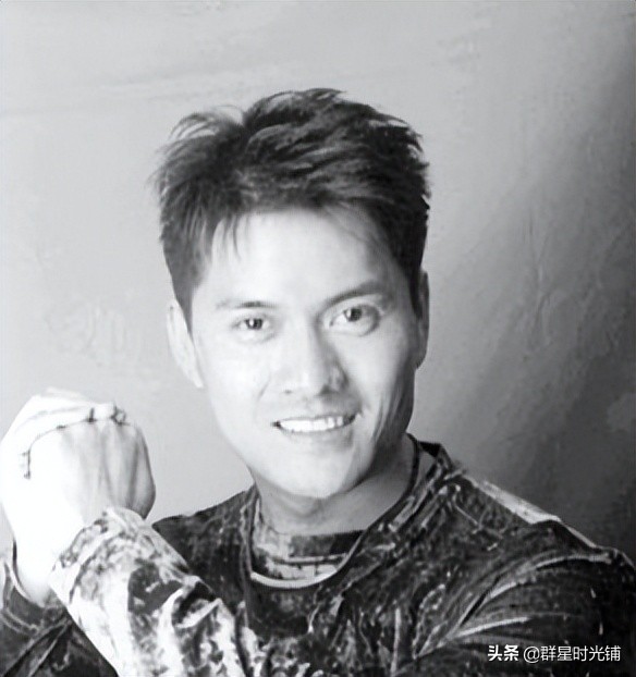 演员吕良伟：离过两次婚，欠债2000万时，三婚娶了一位贵州姑娘