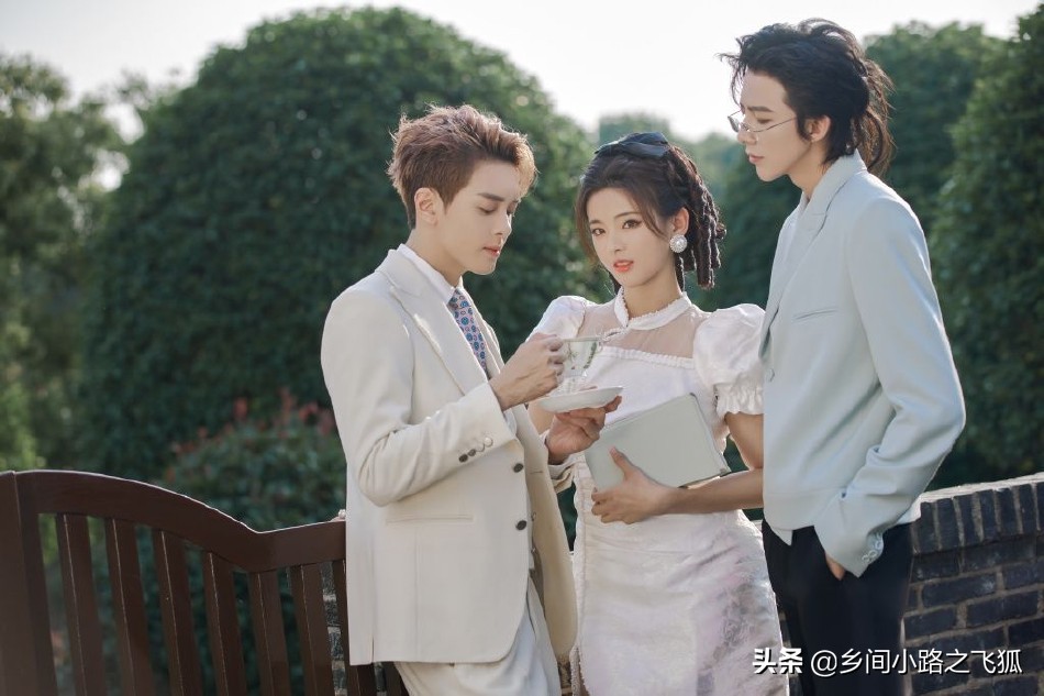 《说英雄》主演拍豪门世家大片 杨超越穿白裙宛若民国大小姐