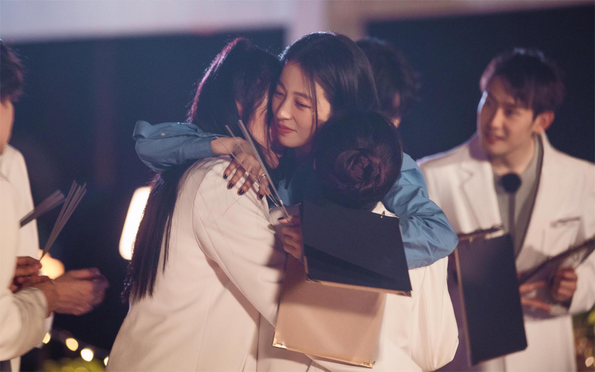 《初入职场的我们》法医季正式收官，风起时再遇，花开时再聚