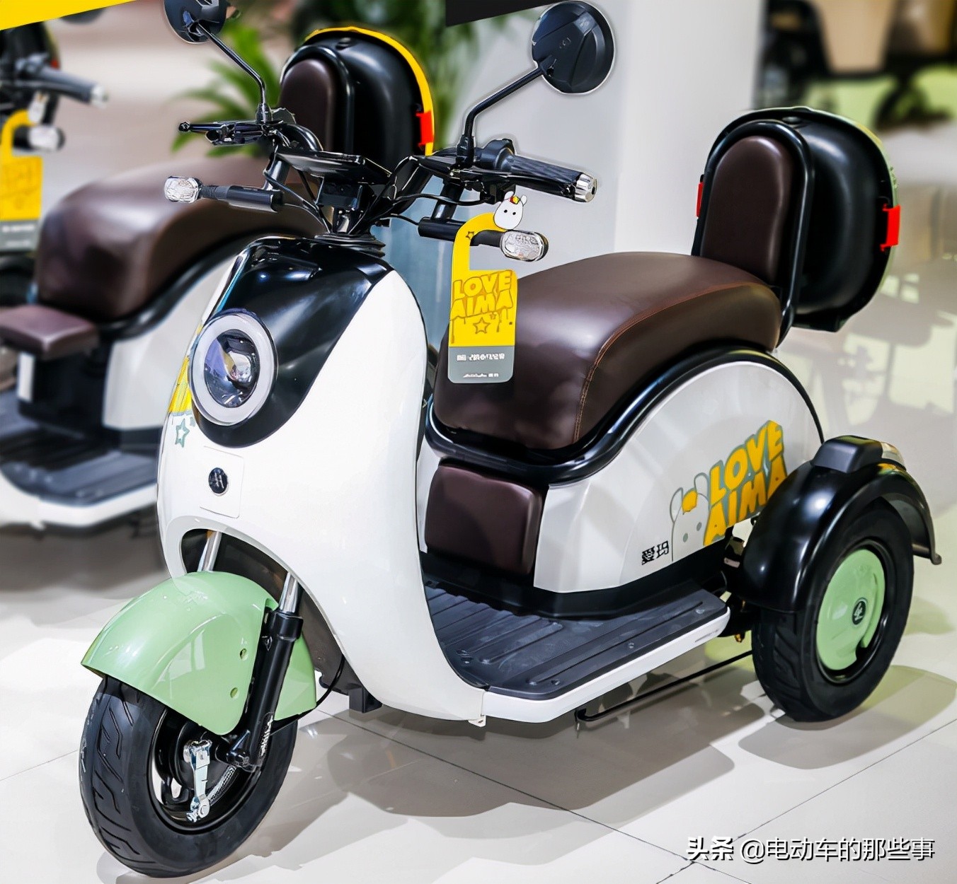 金彭/雅迪/爱玛推出3款三轮电动车，60岁以上老人能用，适合接娃