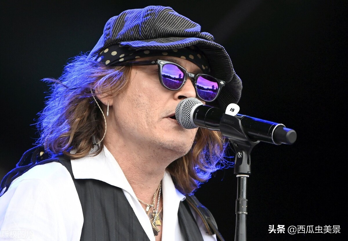 约翰尼-德普在芬兰布鲁斯音乐节演出，激情四起，燃炸全场