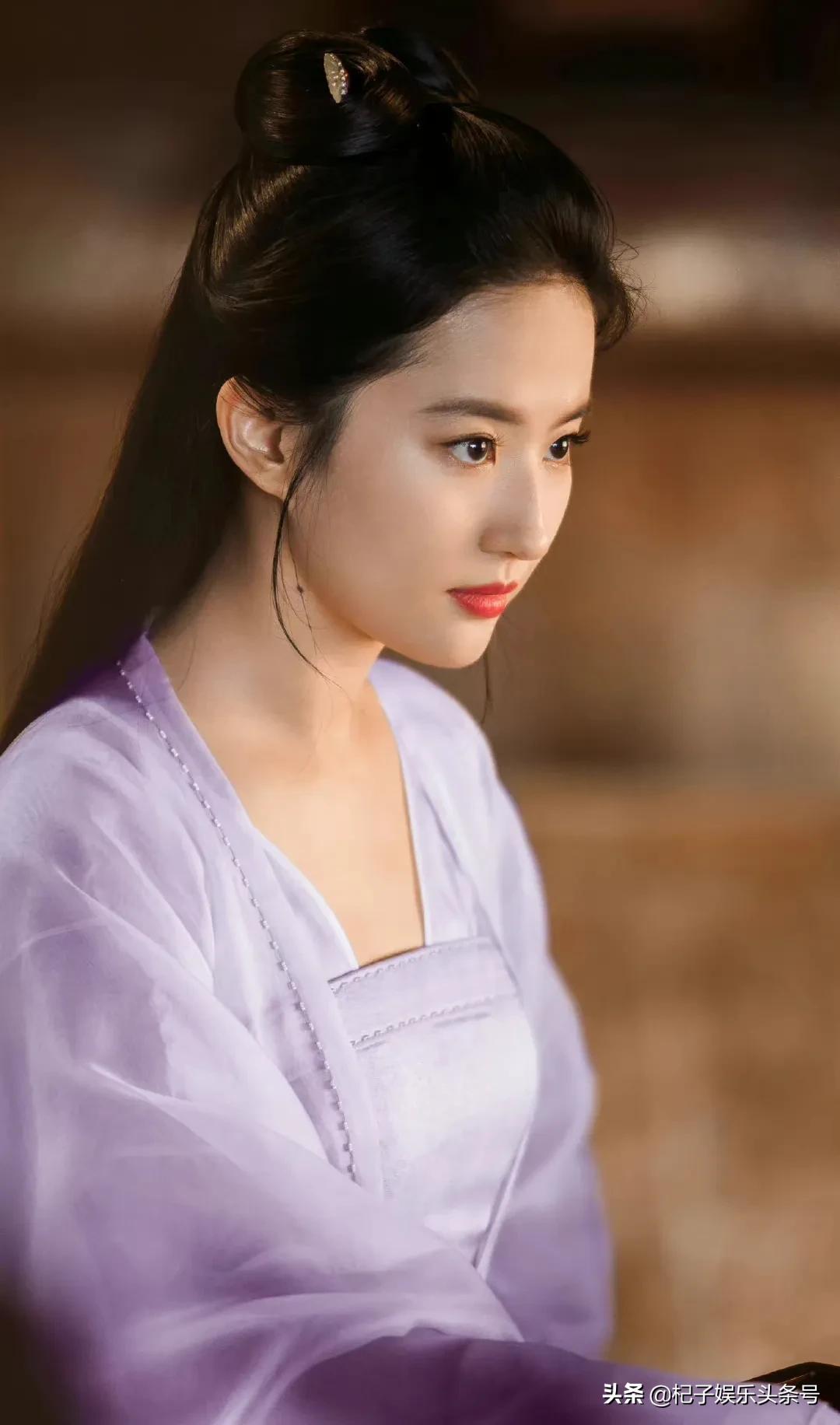 一组刘亦菲的侧颜照，鼻子很真实，果然天仙都是无惧真实的