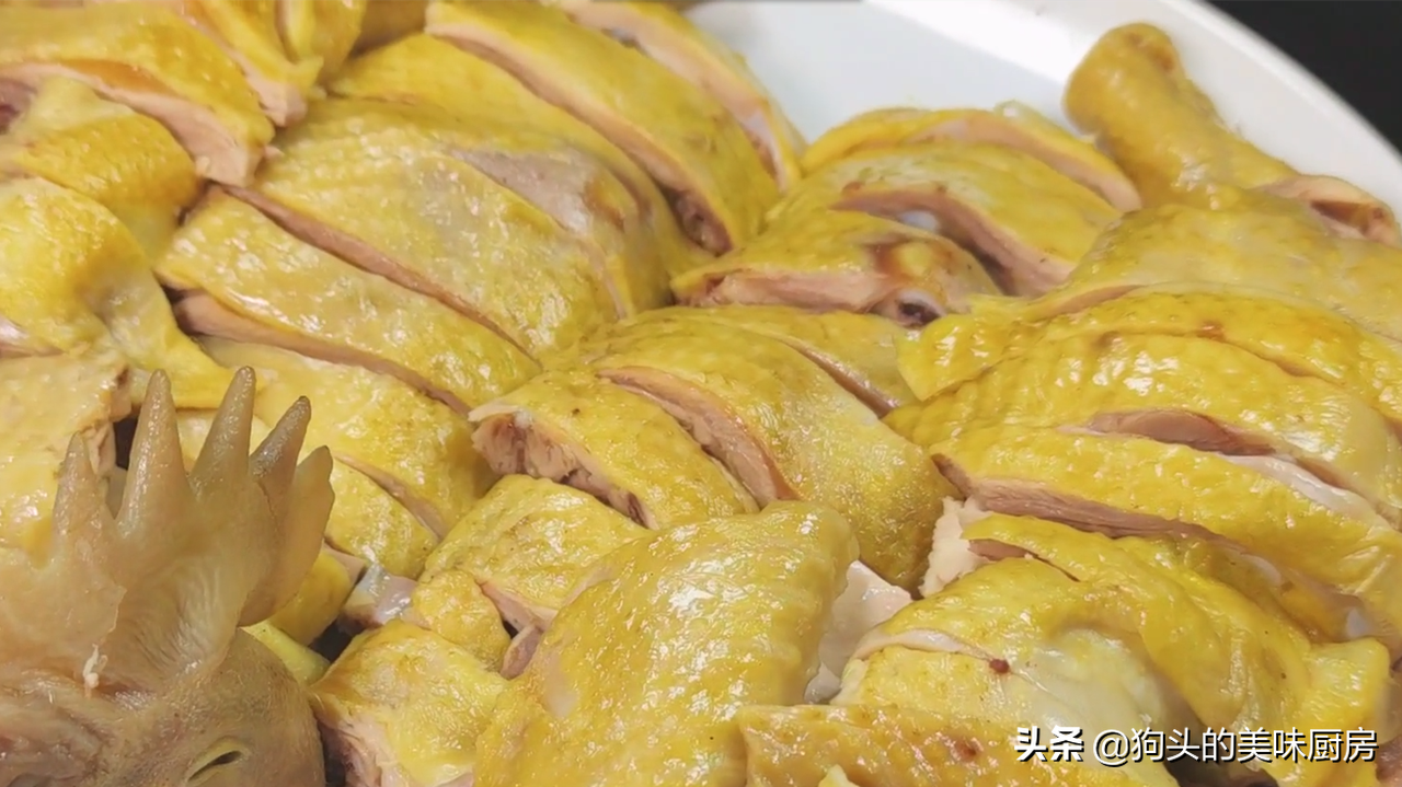 把整只鸡放到盐水中一泡，出锅皮脆肉嫩，不柴不腥，实在太厉害了