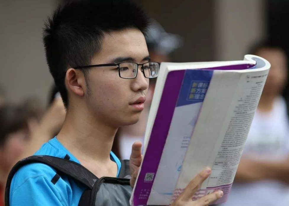 女生高考考场“发飙”，撕毁他人答题卡，处理结果简直大快人心