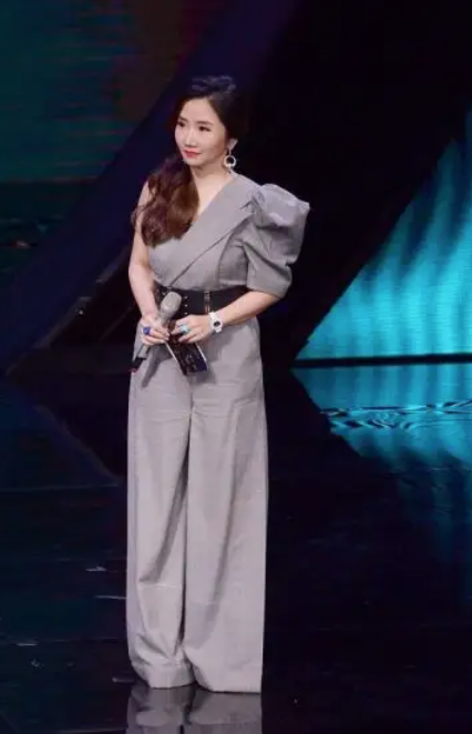 这是颁奖还是开业？金曲奖艺人造型齐翻车，现场变成乡村大舞台？