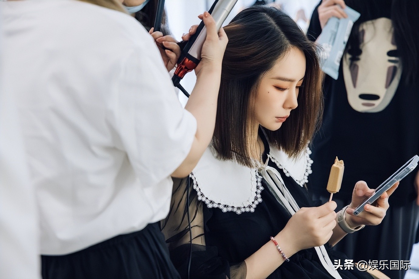 戚薇穿粉色蓬蓬裙遮肚 孕期双腿仍纤细笔直