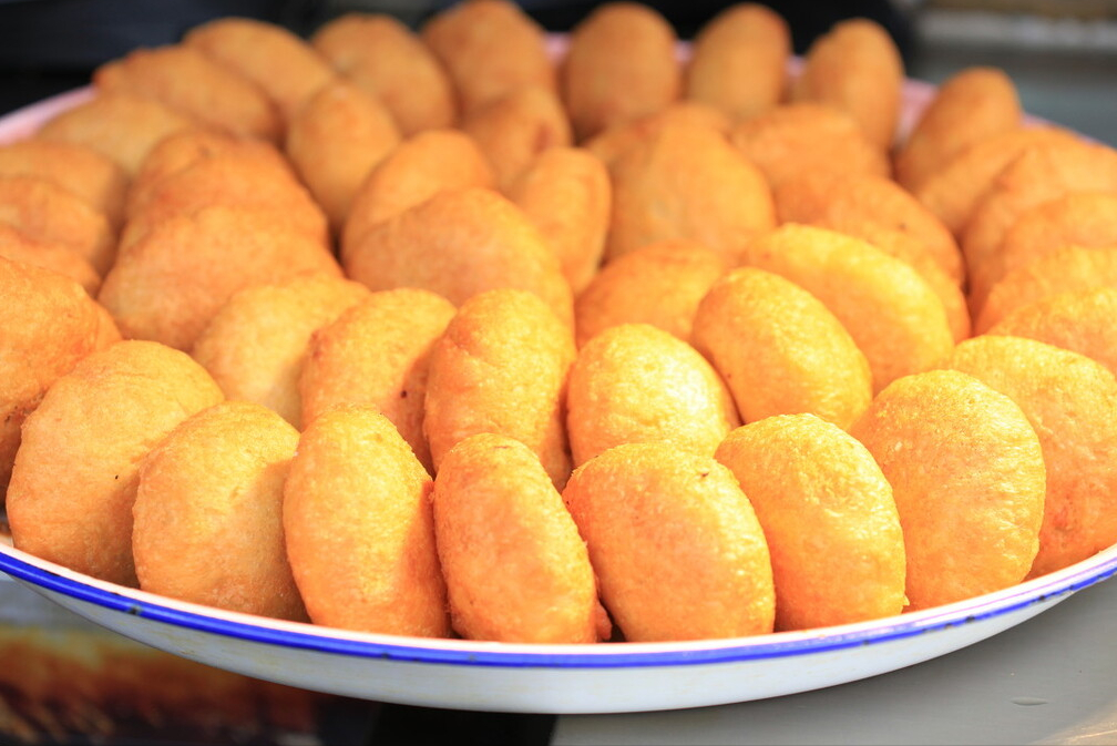 炸糖糕不麻烦,一烫一拌,个个又圆又鼓,香甜酥脆,过年记得做