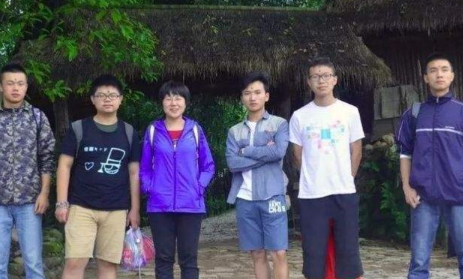 7年了，湖南男孩674分考清华，父亲每天挑200担沙，后来怎样了？