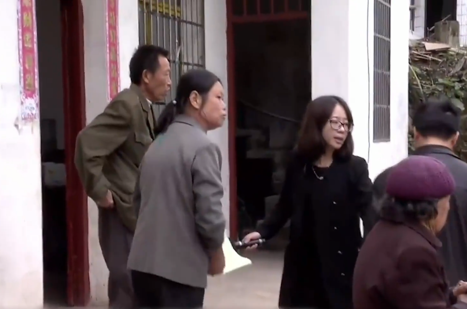 男子身亡获赔60万，前妻带娃上门要分24万，公公却拿出一张鉴定书