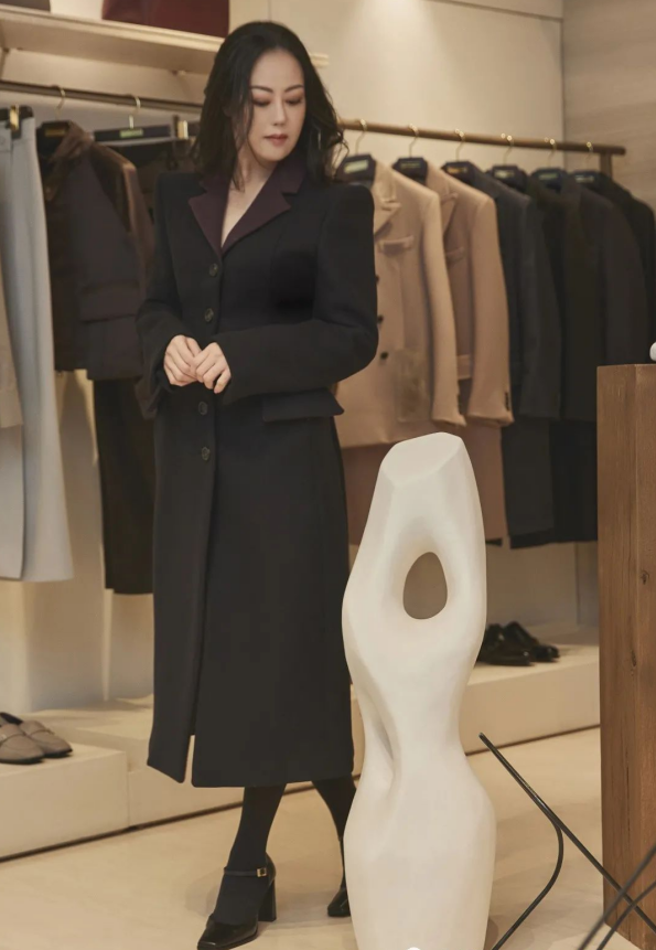 微胖女人穿衣还得看章小蕙，近60岁身材珠圆玉润，依旧美艳显贵