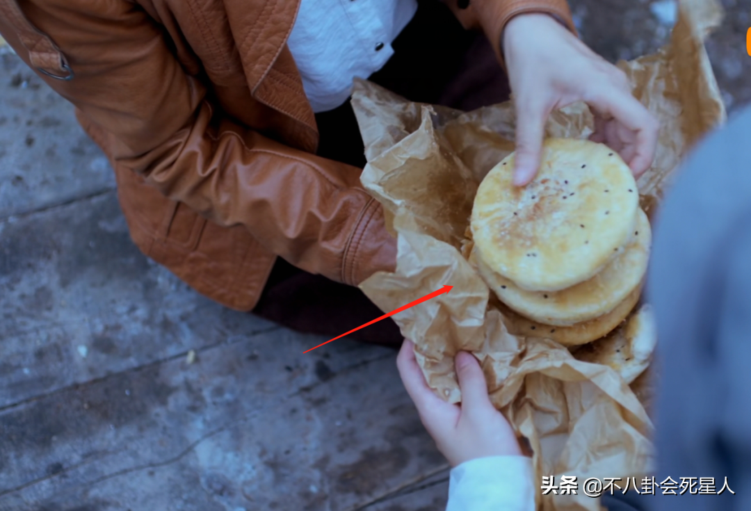 抗日剧变矫情？涂发胶抹口红，白面烧饼还嫌弃，对得起以前战士吗