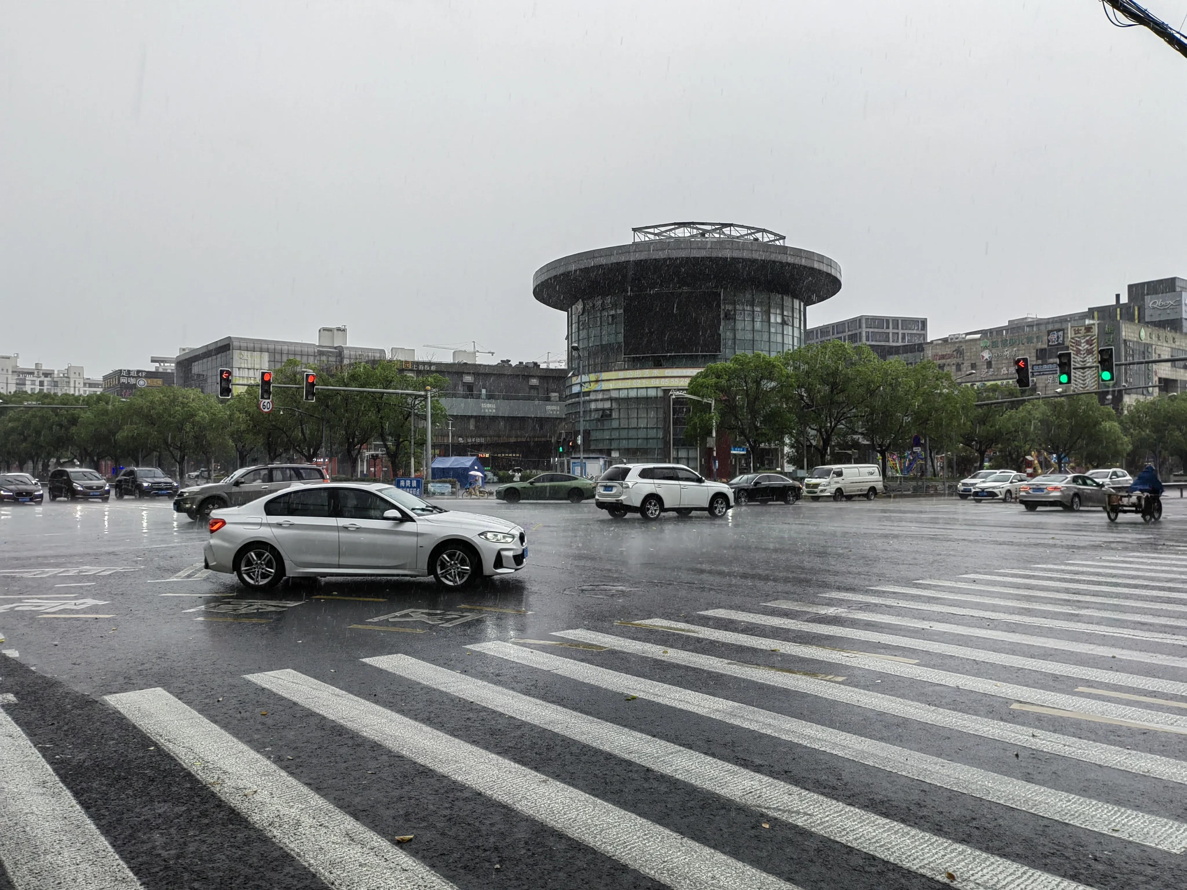 暴雨突袭上海堪比台风过境