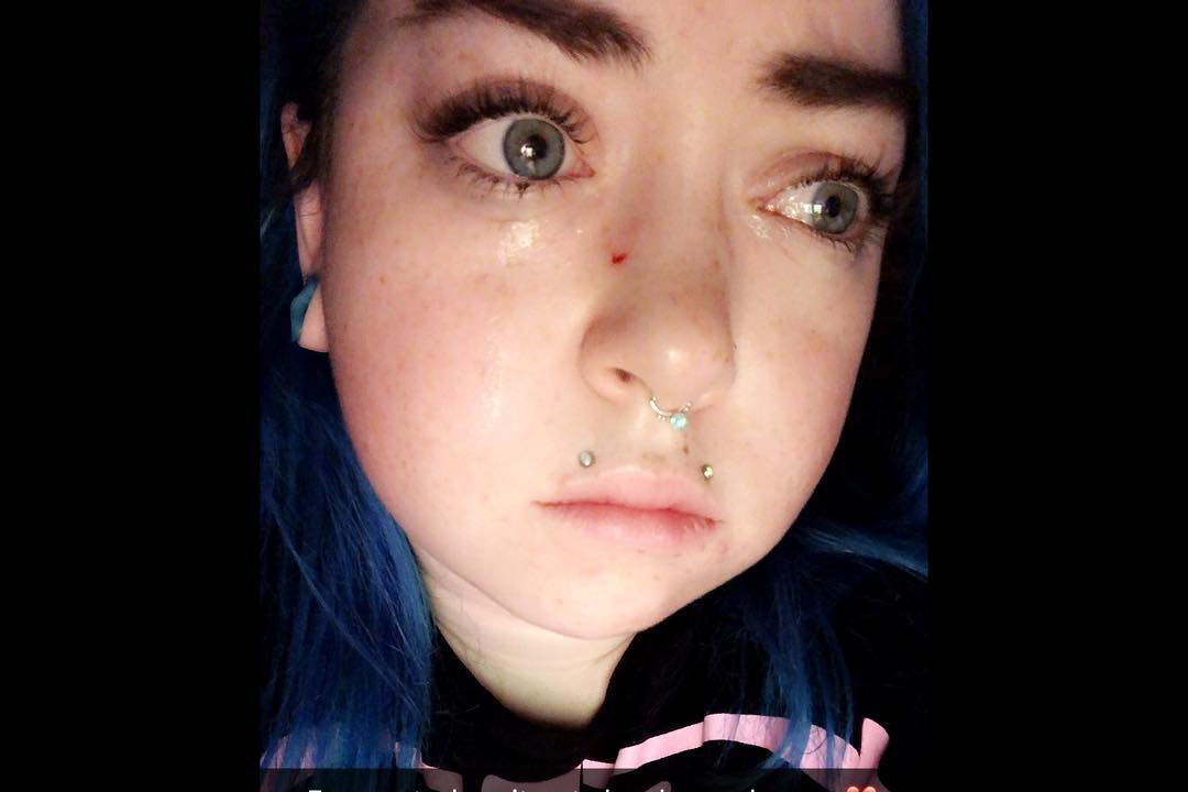 28岁侏儒症女演员贾斯敏·伯克在帐篷内自杀，未婚夫心碎发文