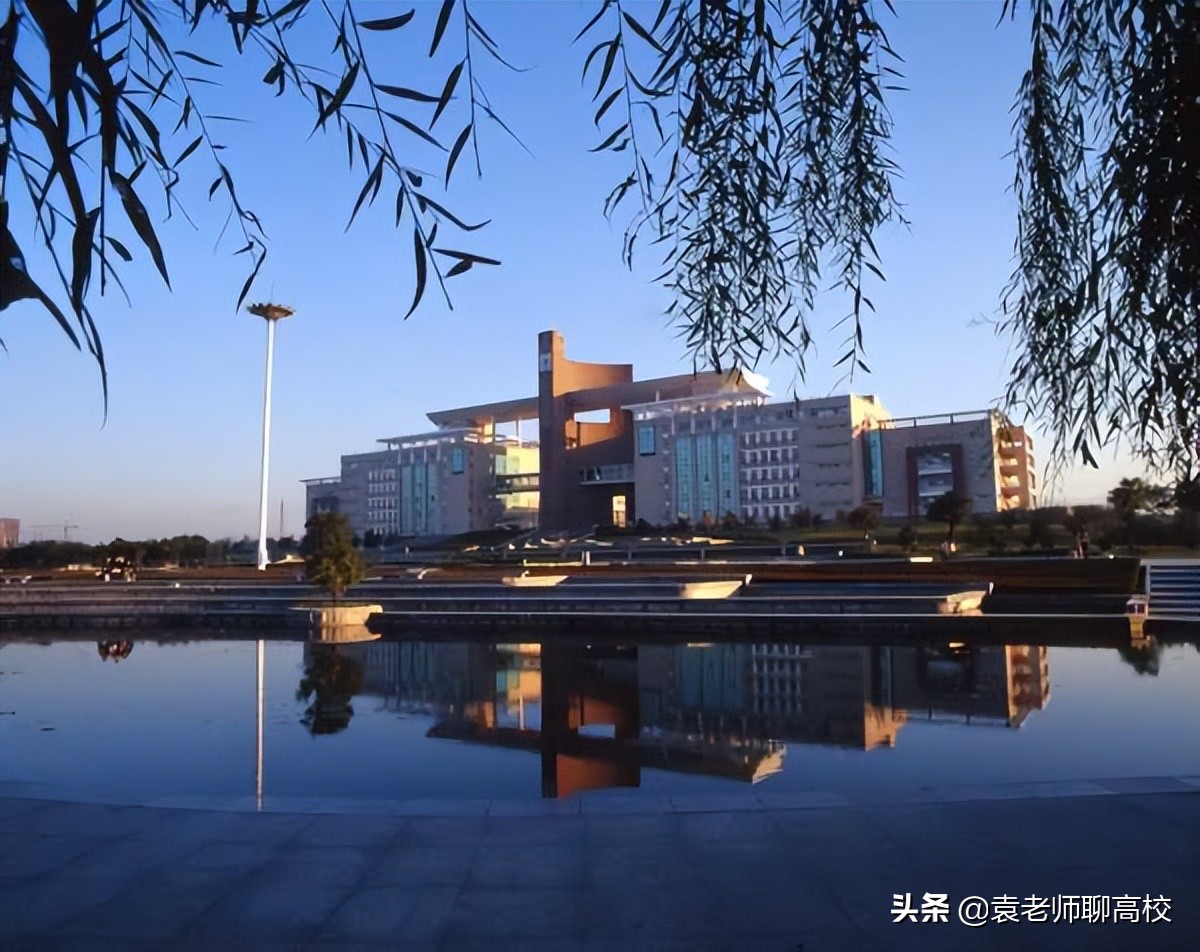 西北政法大学与上海政法学院，一个老牌一个新秀，你会怎么选？