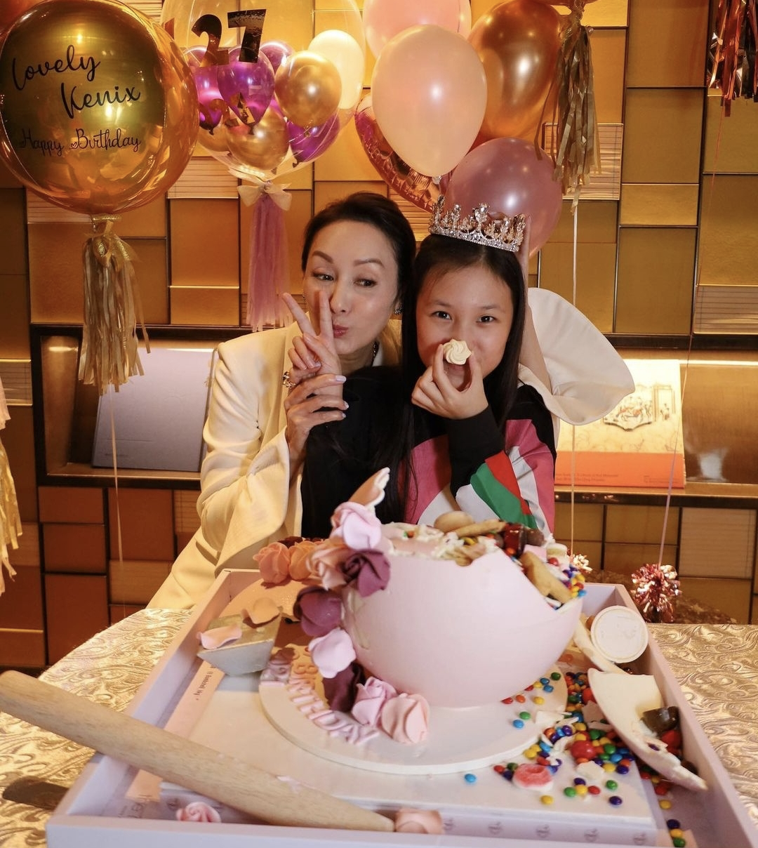 51岁郭可盈晒全家福庆生，与母亲温馨亲吻，熊黛林双胞胎女儿出镜