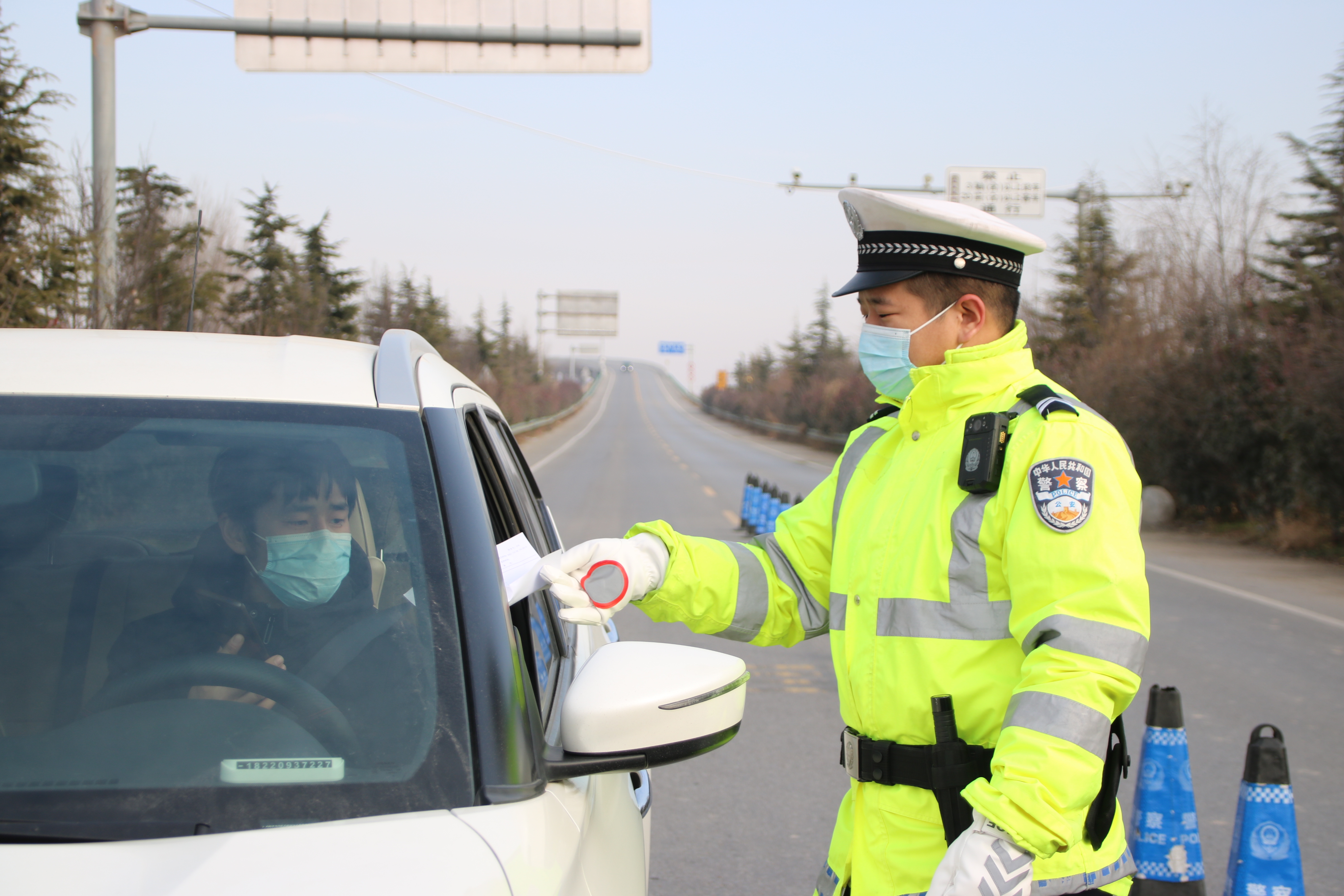 疫情防控华阴交警在行动