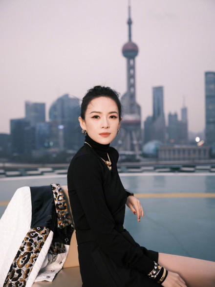 章子怡带醒醒小苹果滑雪被偶遇，温柔搂粉丝合照，真人被赞超级瘦