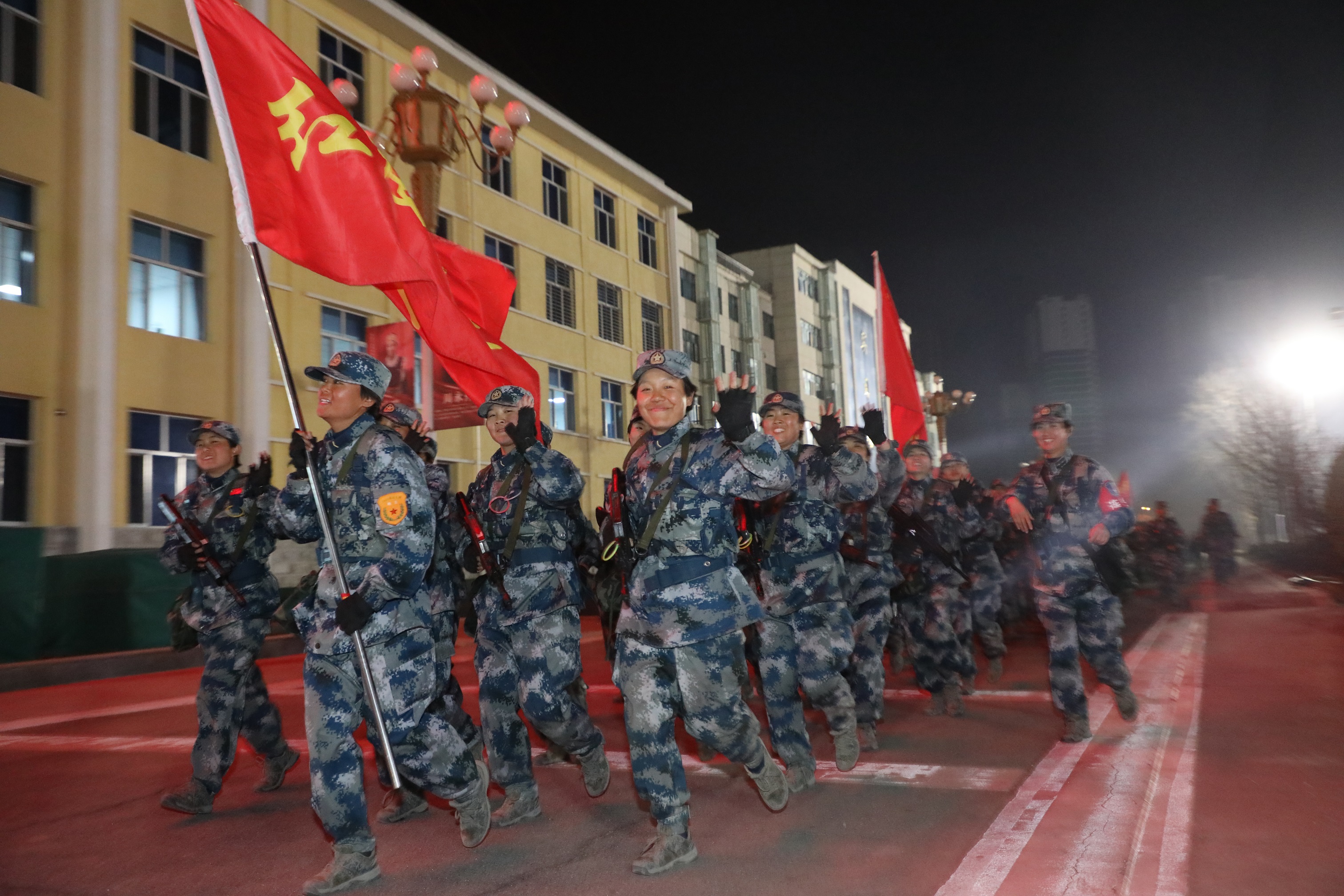 徒步56公里,新兵们这场综合拉练战味十足