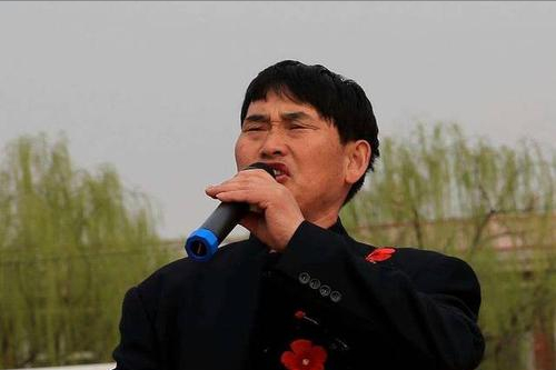 大衣哥前脚给陈萌买首饰，后脚卖废品换馒头，直言：能吃好几天