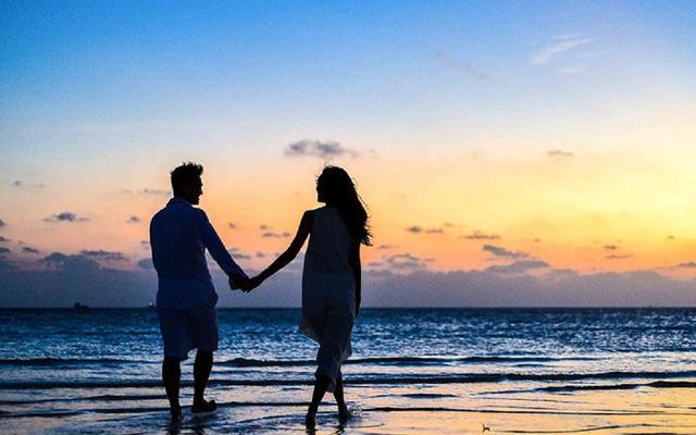 离婚后选择了有家室的男人，交友、穿着都被限制，现在后悔也晚了