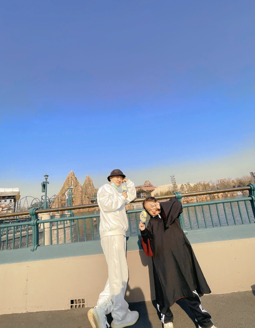 包贝尔环球影城度假，回应柳岩事件后好心情不减，饺子穿吴京同款