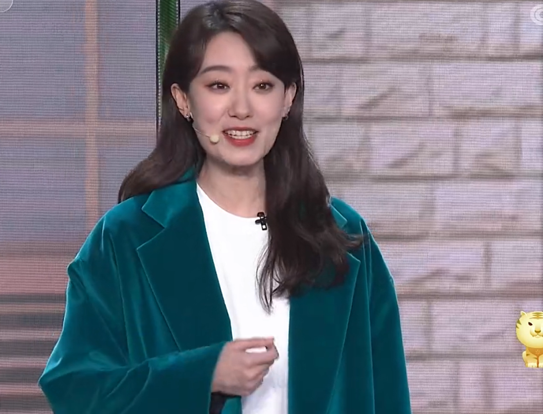 贾玲小品口碑差强人意，全是谐音梗，张小斐湖绿色外套意外火了