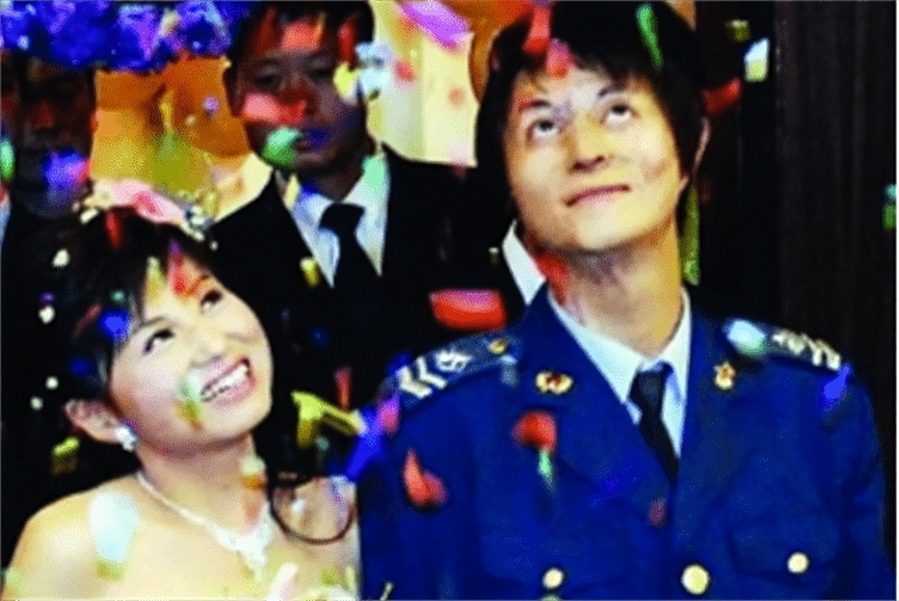 21岁战士救火毁容，女白领不顾反对嫁他，结婚时市长和首长都来了