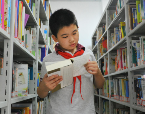 小学生在家上网课，却因坐姿“不雅”，被网友吐槽是总裁上班