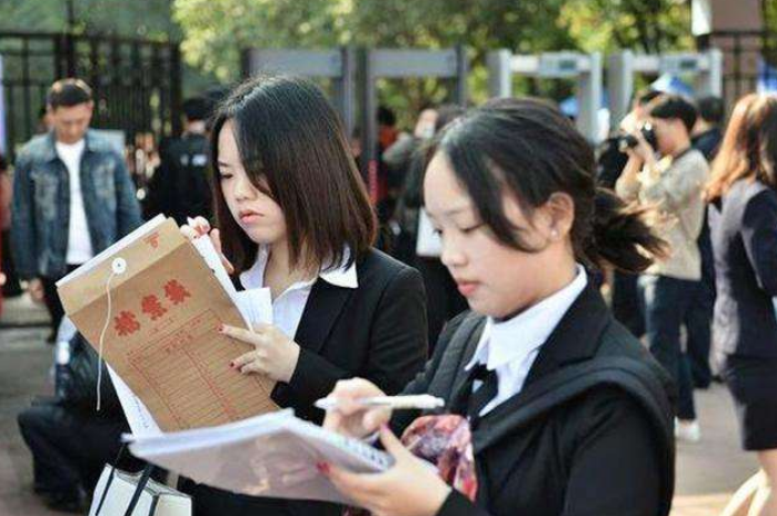 公务员政审有新规，两类大学生或将无法通过，成绩再优秀也没用