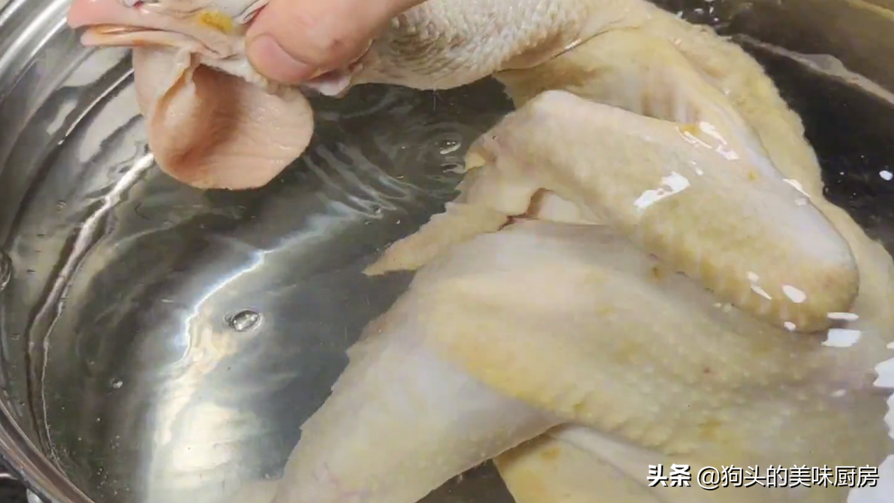 把整只鸡放到盐水中一泡，出锅皮脆肉嫩，不柴不腥，实在太厉害了