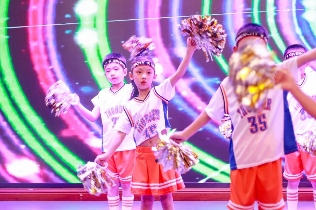 天府新区华阳实验小学举行“童星耀五月·艺术绽花开”群舞比赛