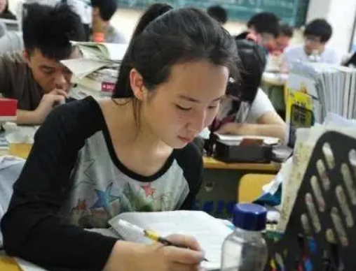 高考当天为啥不能穿校服？过来人说出答案，防止作弊只是一方面