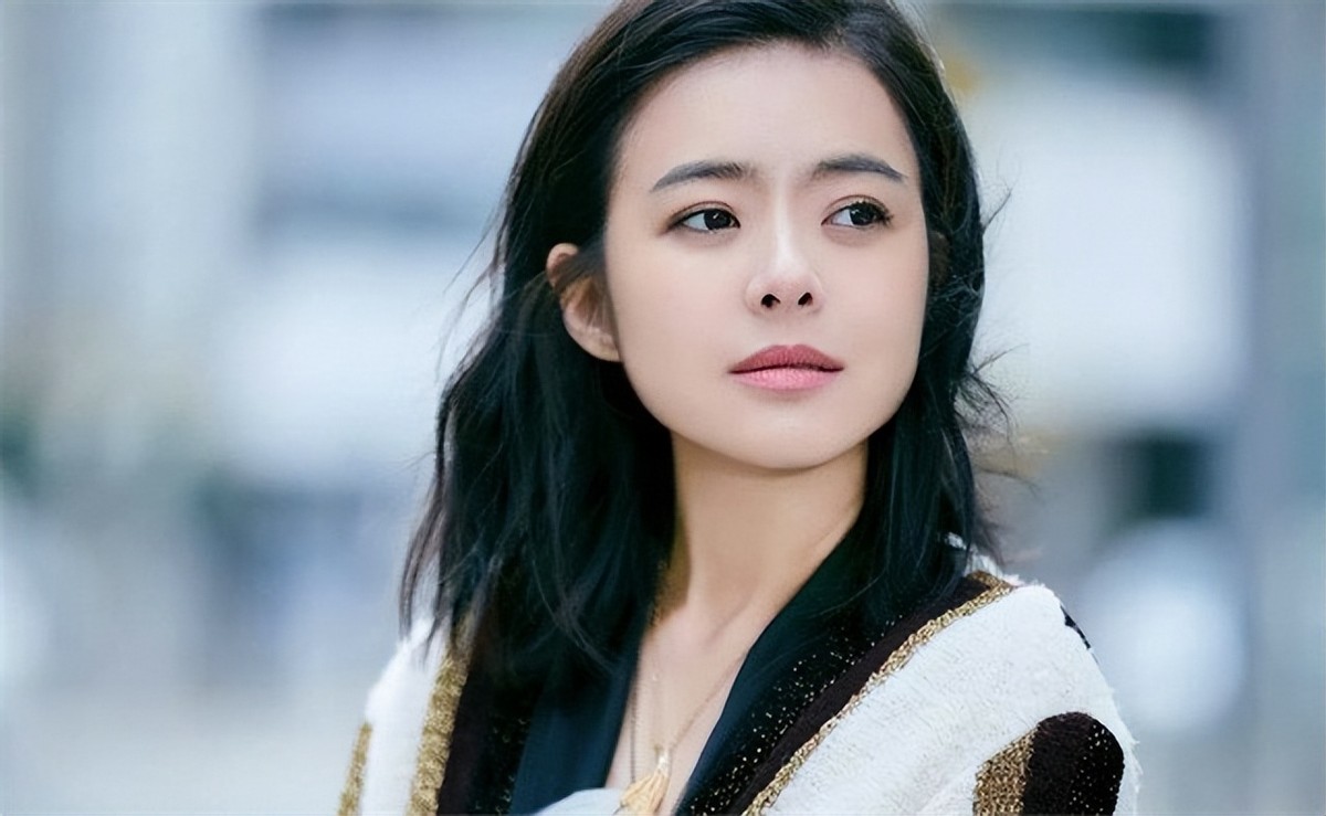 原东方卫视主持人陈辰，低调嫁歌唱家余笛，今被丈夫宠成少女