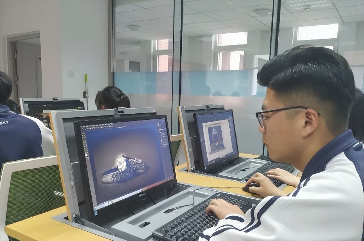 高考结束后干什么？看看大学毕业生“月薪”排行，这些专业最吃香