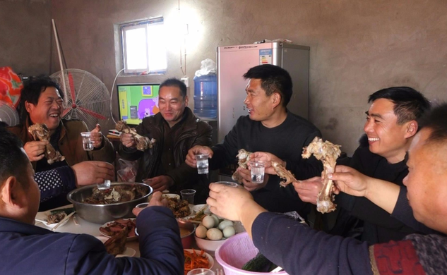 三伏天，喝白酒還是喝啤酒？建議：不管喝啥，牢記“2喝2不喝”
