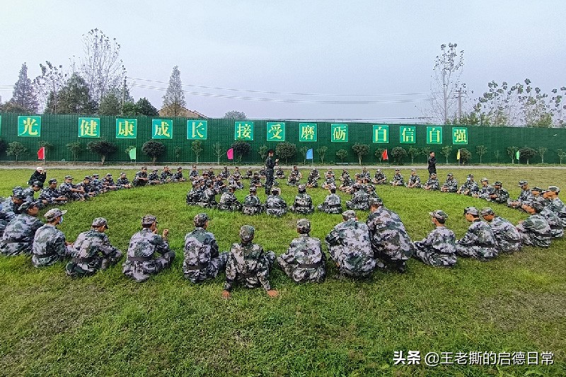 离异单亲孩子沉迷手机网瘾，家长送校一个月的变化惊呆孩子父母