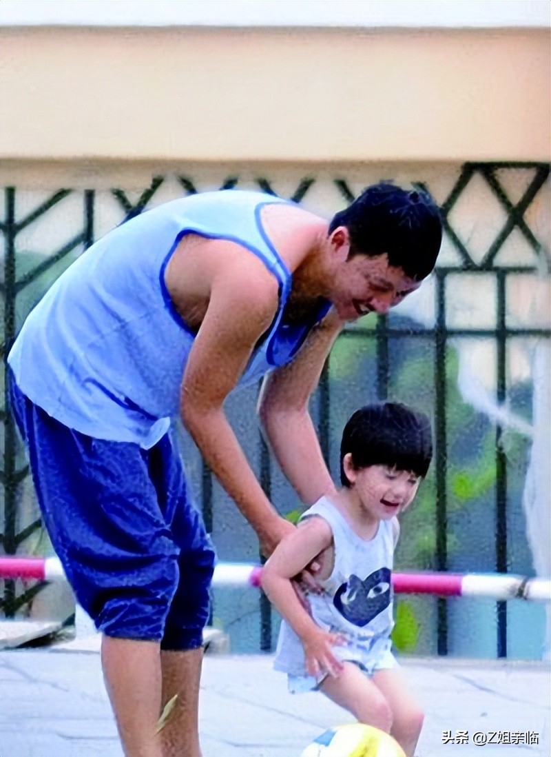 表面是星二代，实际是可怜人，有亲爹像没有，最长38年没见过爸爸