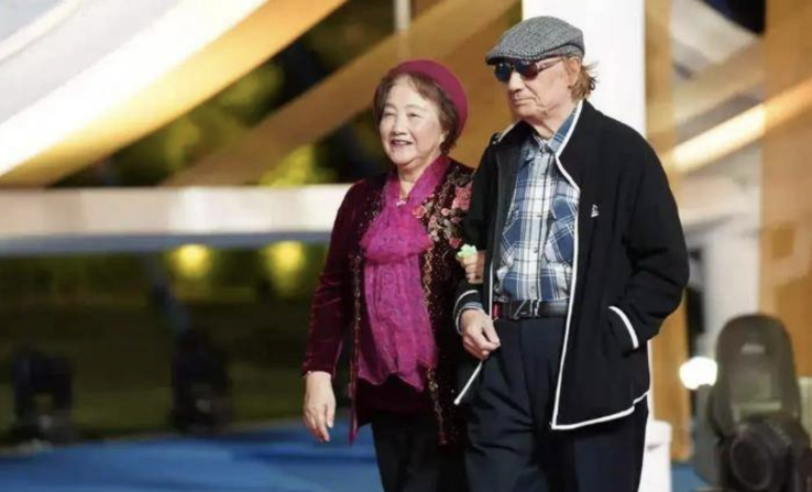 祝希娟，和初恋结婚生子已走过58年，晚年住养老院，原因令人泪目