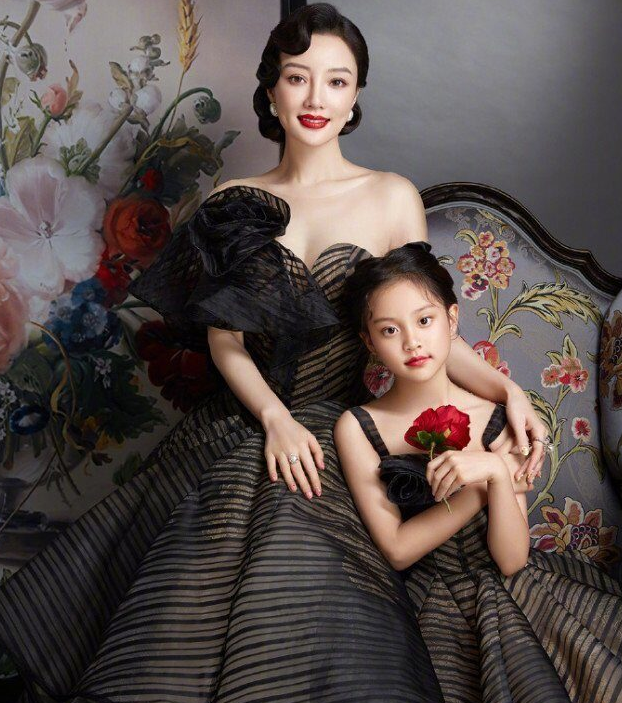 李小璐罕晒祖孙三代合照，65岁李妈妈气质佳，甜馨长成翻版贾乃亮