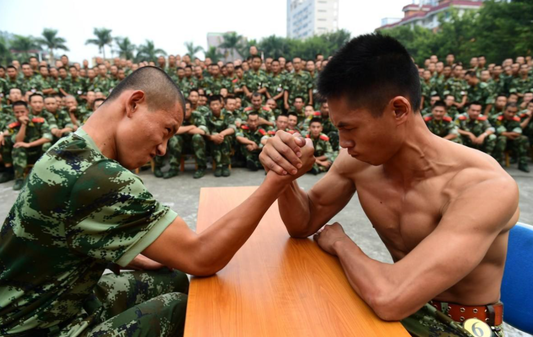 各国军人肌肉比拼，美军强壮，我军紧实，印度画风不一样