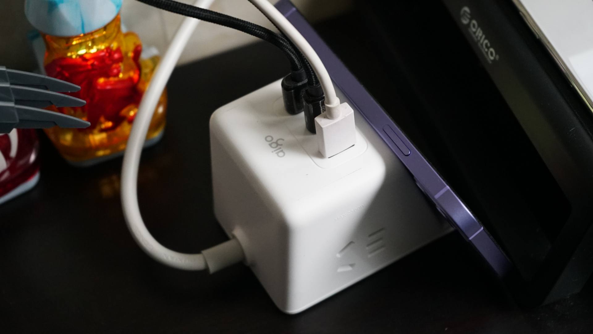 解放桌面杂乱充电，aigo小魔方 20W PD快充插座实现自由快充