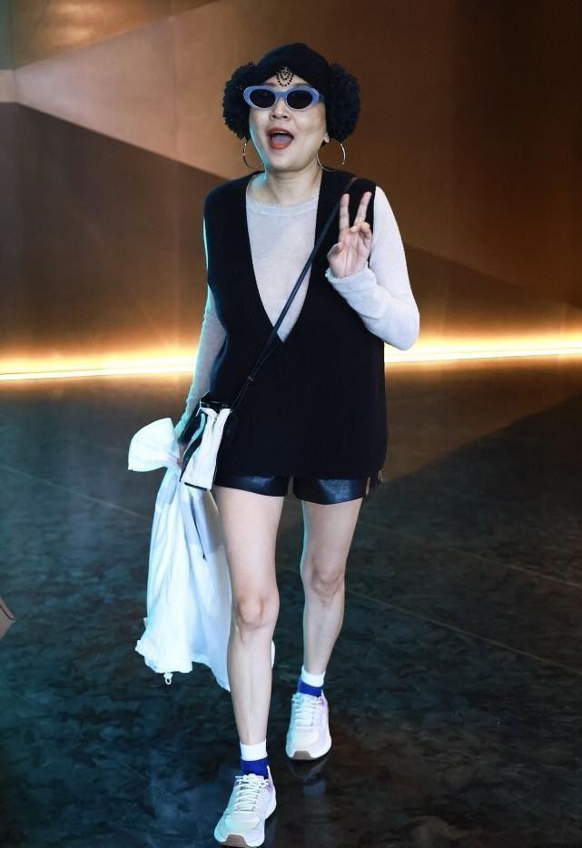 张蔷参加浪姐3正式回归，50多的人身材还这么好，难怪能引领潮流