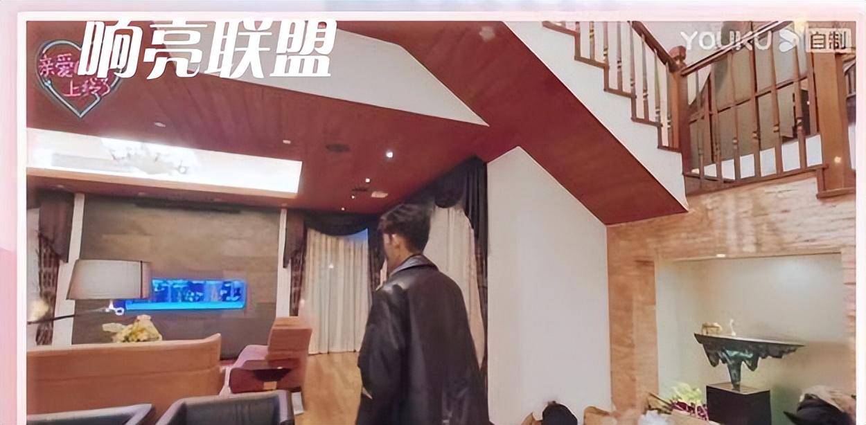 张翰豪宅曝光，内嵌鱼缸没放电视，工作人员表情享受