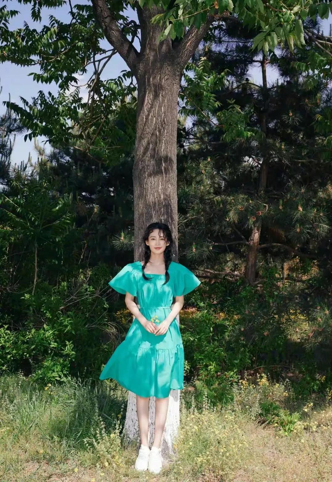 绿裙编发的李沁，青春靓丽活力满满，灵动飘逸俏皮甜美