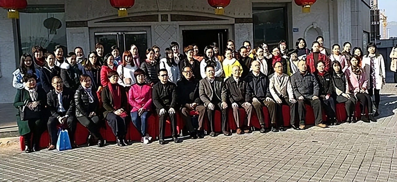 湖南患癌女教师的最后日子：坚持送60名学生上重本，逝后师生才知