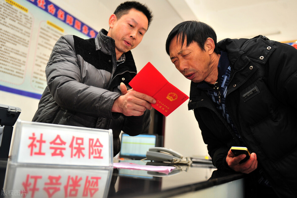 老人持有“退休证”，这6大福利和你有关，早知道早省钱
