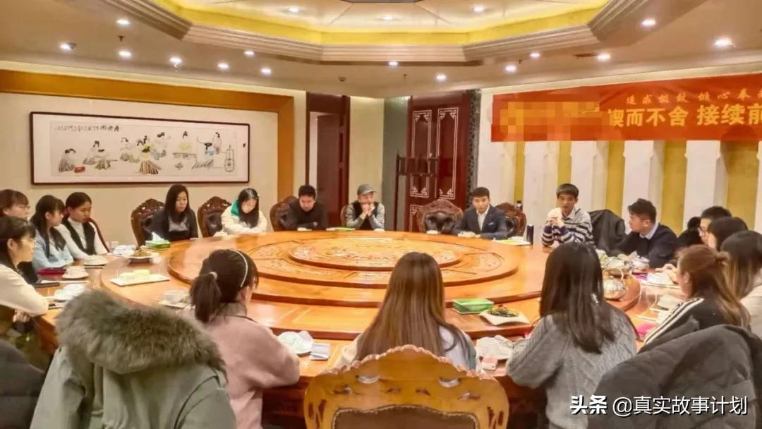 独舞、集体秀、诗朗诵……职场人的年会囧途与社死现场