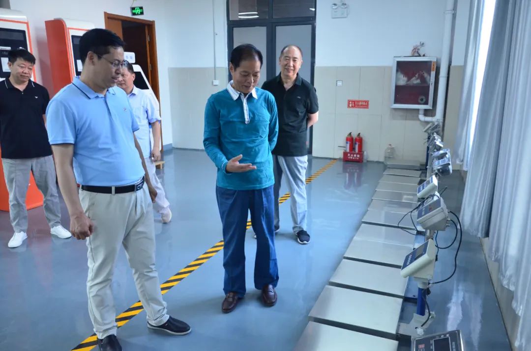 河南省工商局原副局长赵中祥到郑州新益德研发测试中心考察指导